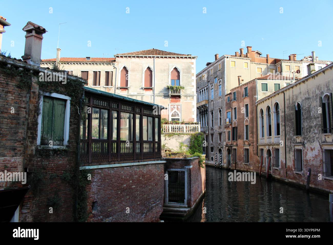 Finestre ad arco in stile moresco facciata gotica veneziana Venezia agosto 2024 Estate Foto Stock