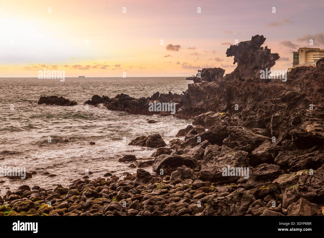Yongduam Rock, conosciuta anche come roccia a testa di drago, situata sulla costa settentrionale nel centro di Jeju, Corea del Sud al crepuscolo Foto Stock