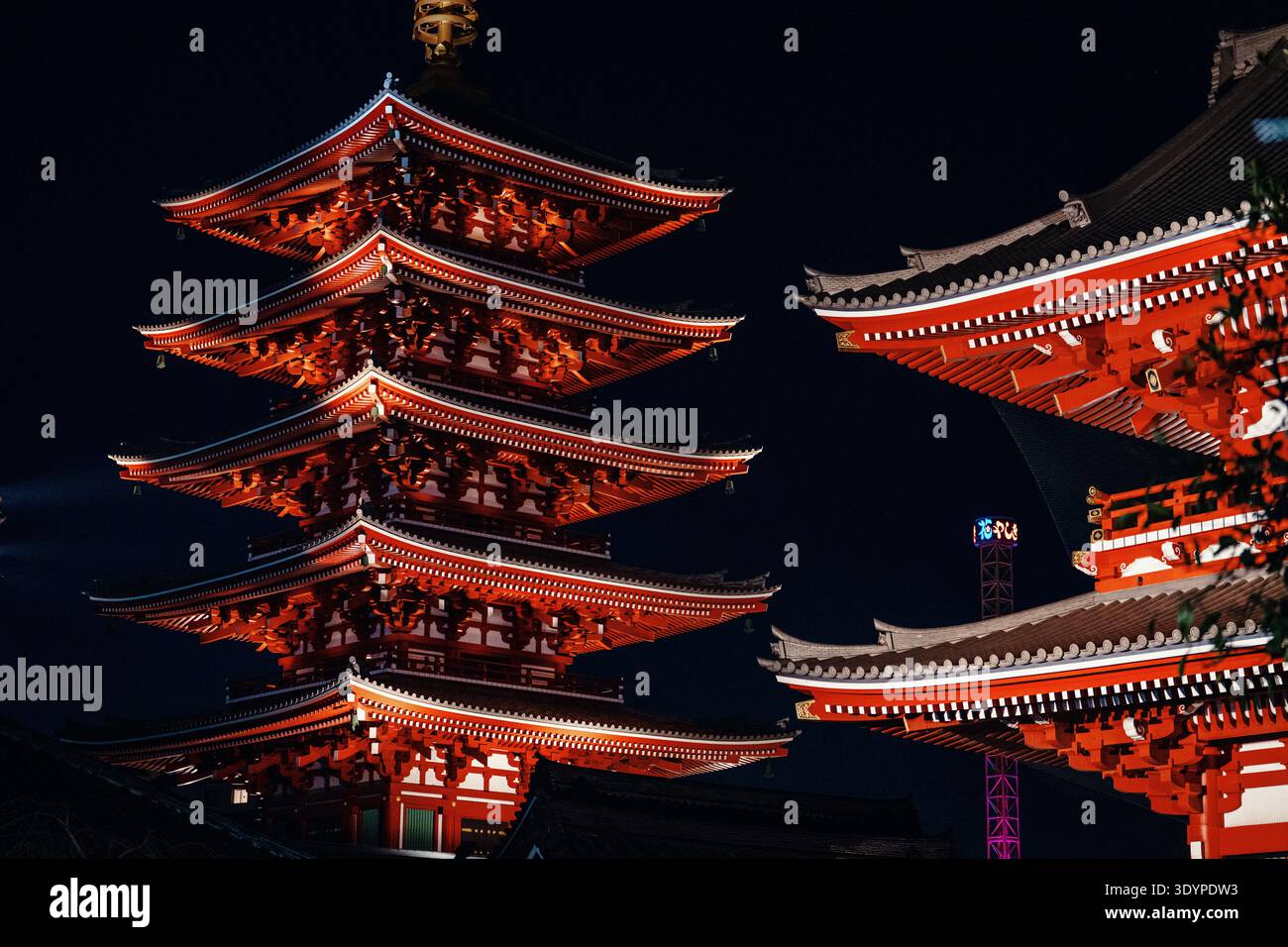 Pagoda a cinque piani illuminata al Tempio senso-ji di notte, Asakusa, Tokyo Foto Stock