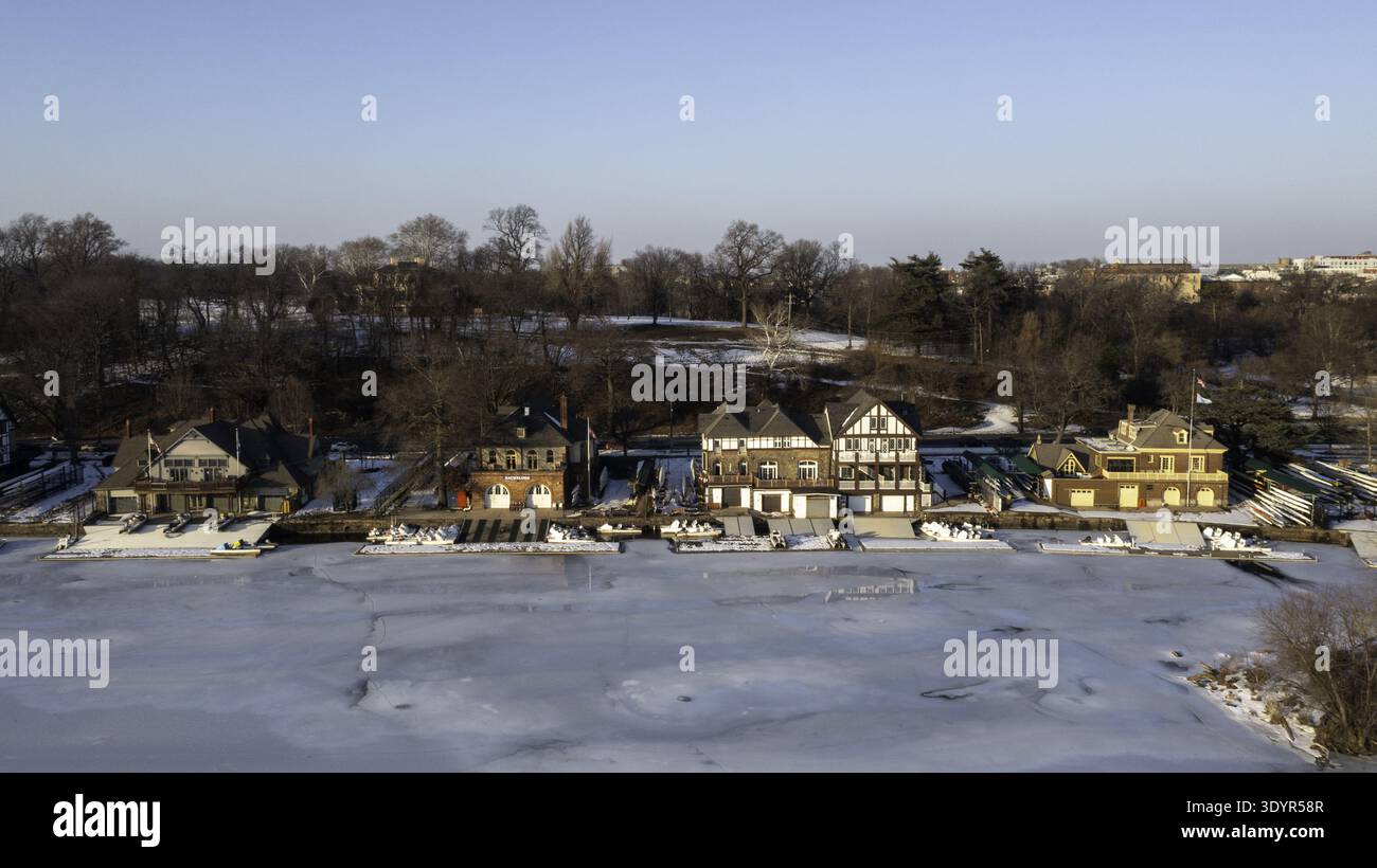 Vista aerea della storica Boathouse Row che si riflette sulla superficie ghiacciata del fiume Schuylkill, Philadelphia, Pennsylvania, Stati Uniti. Foto Stock