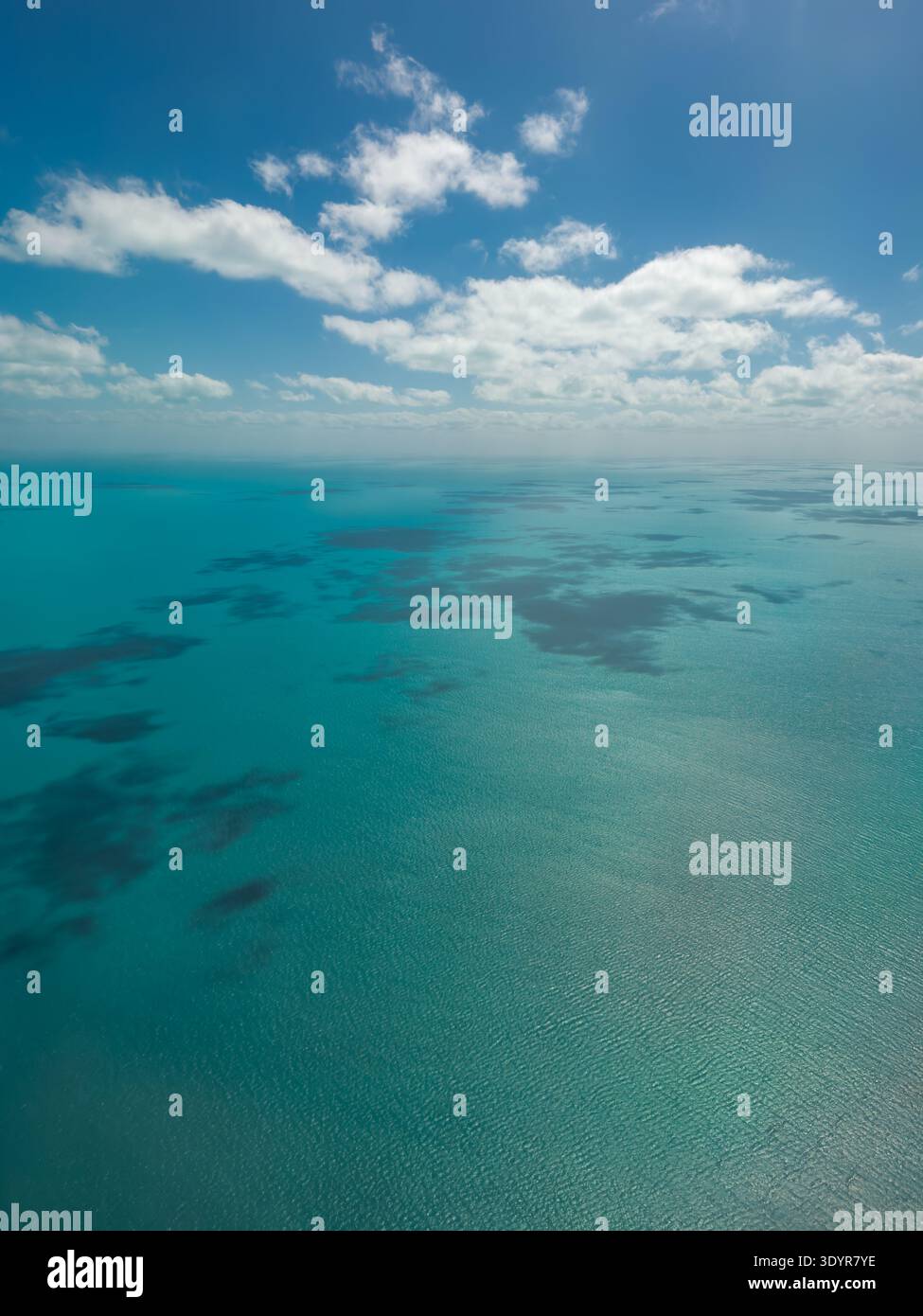 Guarda dall'alto l'oceano blu turchese dei Caraibi dall'aereo. Foto Stock
