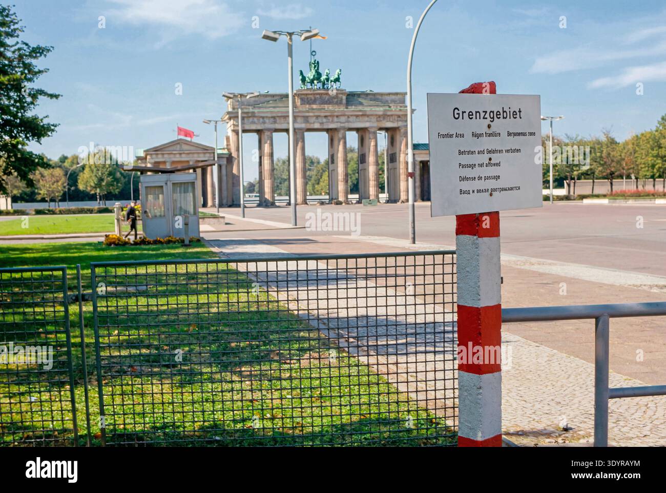 Foto storica - cartello di confine della DDR con la porta di Brandeburgo sullo sfondo, intorno al 1975 Foto Stock