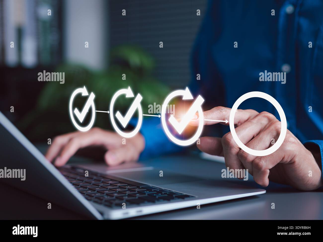 Concetto di pianificazione dei progetti e gestione del flusso di lavoro persona che utilizza un laptop con elenco di controllo virtuale e icona di avanzamento, che rappresenta il monitoraggio delle attività e l'attività aziendale Foto Stock