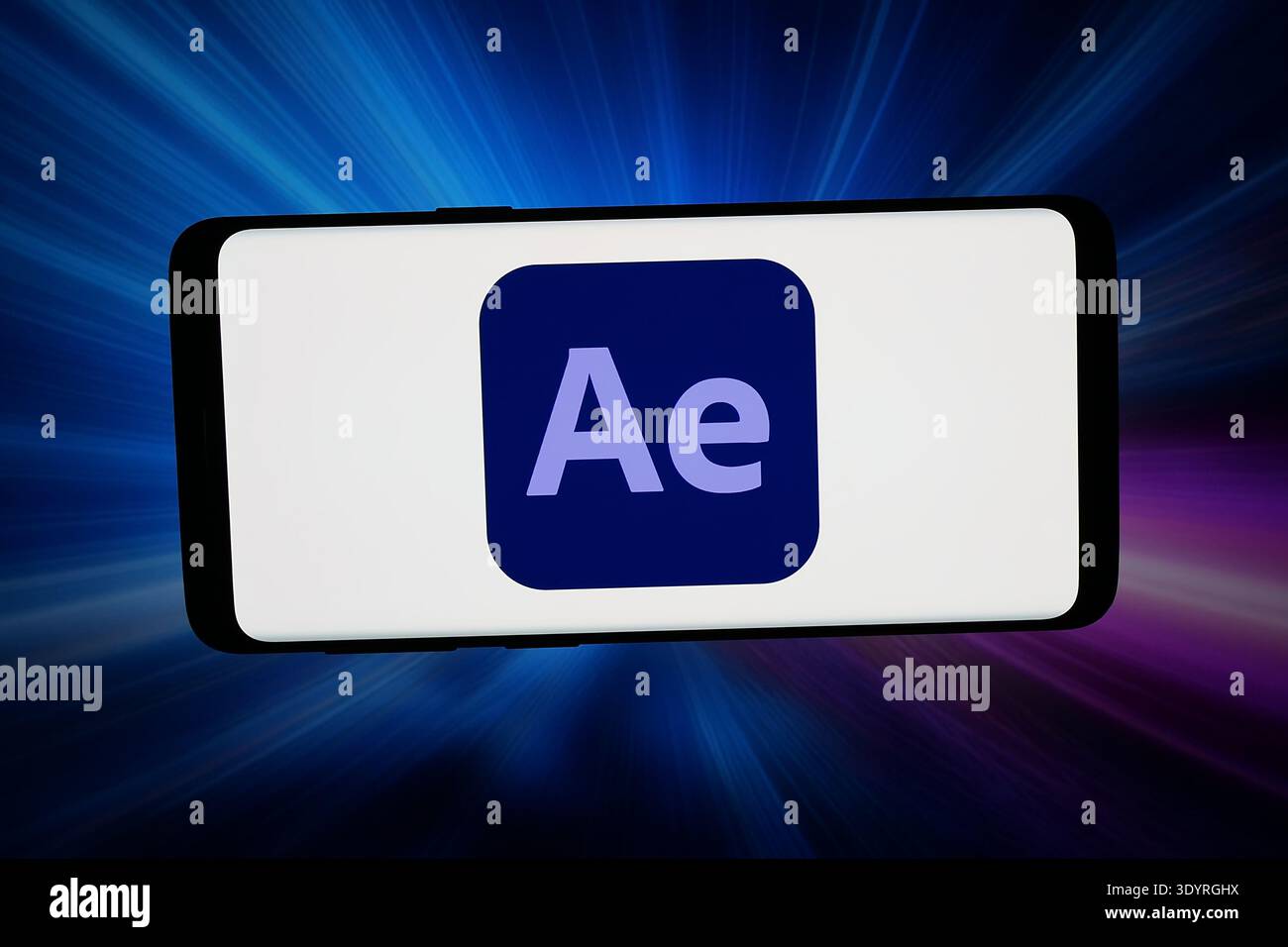 In questa immagine, il logo del software di grafica animata Adobe After Effects viene visualizzato su uno smartphone davanti allo sfondo astratto sullo schermo del computer. (Foto di Timon Schneider / SOPA Images/Sipa USA) *** esclusivamente per notizie editoriali *** Foto Stock