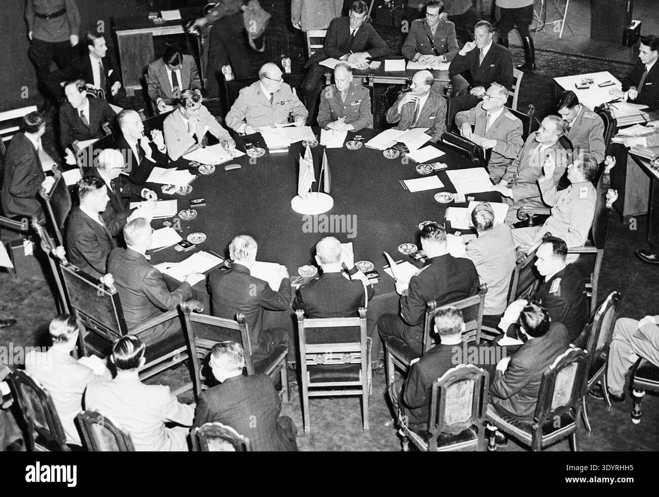 Fotografia del tavolo della conferenza al Palazzo Cecilienhof, scena della Conferenza di Potsdam a Potsdam, Germania. Il presidente Harry S. Truman è in primo piano a sinistra. William Leahy è seduto a destra del Presidente. Il primo ministro britannico Winston Churchill è seduto in alto a sinistra del tavolo. Clement Attlee è seduto due a destra del signor Churchill. Il leader sovietico Stalin è in alto a destra. Il ministro degli Esteri sovietico Vyacheslav Molotov si trova immediatamente a sinistra del signor Stalin nella foto. Averell Harriman è all'estrema sinistra. 1945. Foto Stock
