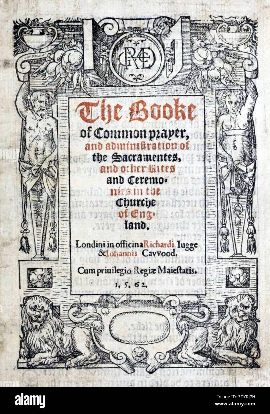Copertina stampata del libro con il Book of Common Prayer del 1559, la terza edizione del Book of Common Prayer e il testo liturgico ufficiale della Chiesa d'Inghilterra durante l'epoca elisabettiana. La copertura mostra elementi decorativi decorativi tipici del Rinascimento, tra cui intricati confini e simboli araldici. Fu stampato a Londra da Richard Jugge e John Cawood nel 1562. Foto Stock