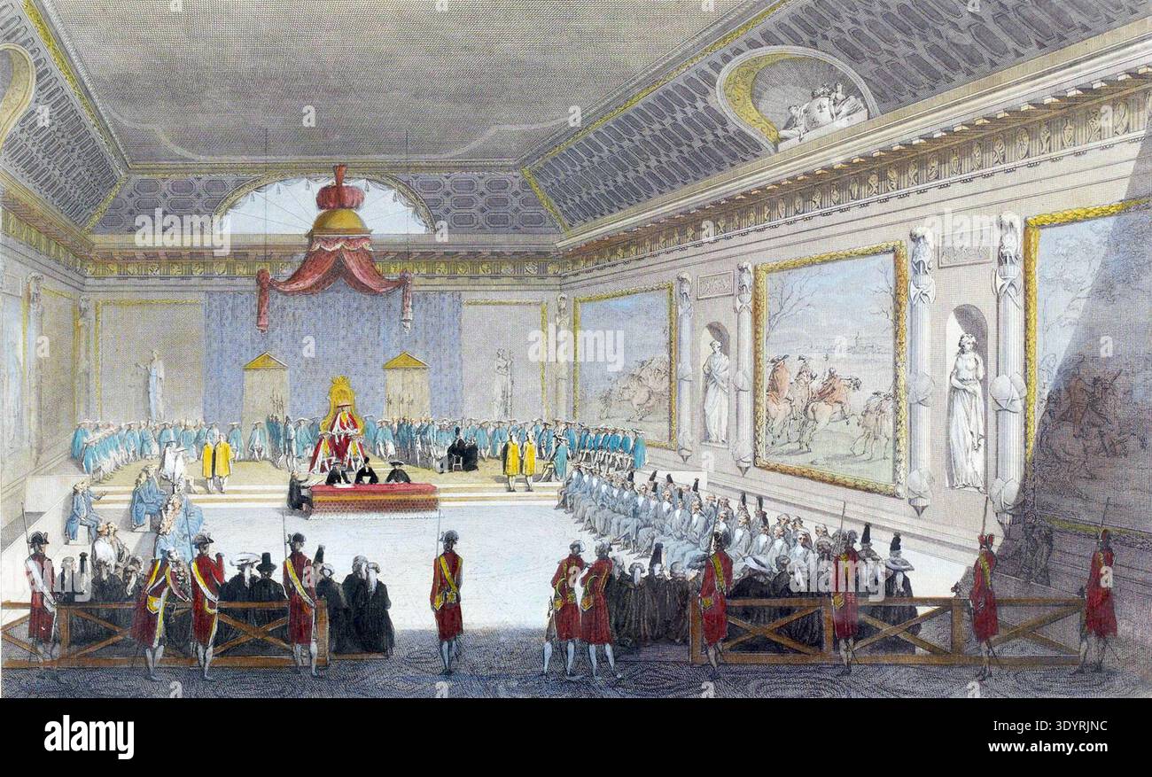 Incisione raffigurante l'Assemblea dei notabili del 1787 a Versailles, che mostra una grande sala con un trono al centro, circondata da cortigiani e funzionari in abiti elaborati. La sala è riccamente decorata con sculture classiche e grandi dipinti. Pubblicato nel 1787. Foto Stock