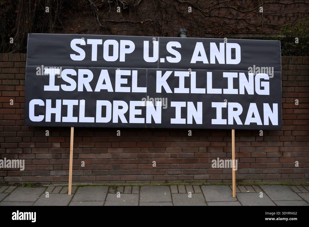 Cartelli in una marcia di protesta contro le azioni militari degli Stati Uniti e di Israele nei confronti dell'Iran. La marcia è stata organizzata dalla Stop the War Coalition, Foto Stock