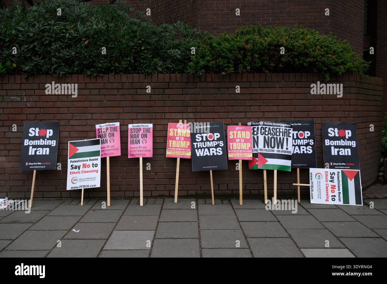 Cartelli in una marcia di protesta contro le azioni militari degli Stati Uniti e di Israele nei confronti dell'Iran. La marcia è stata organizzata dalla Stop the War Coalition, Foto Stock