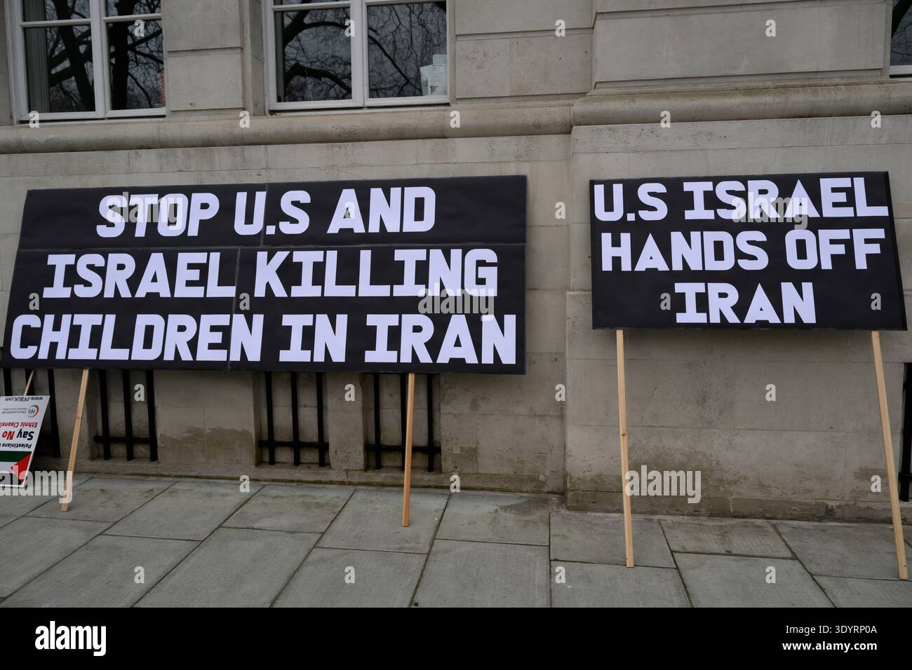 Cartelli in una marcia di protesta contro le azioni militari degli Stati Uniti e di Israele nei confronti dell'Iran. La marcia è stata organizzata dalla Stop the War Coalition, Foto Stock