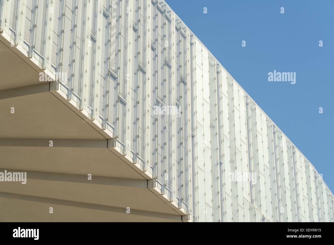 Vista dell'architettura moderna con linee geometriche e ombre contrastanti contro un cielo blu limpido, che crea un'estetica minimalista, Oslo, Norvegia. Foto Stock