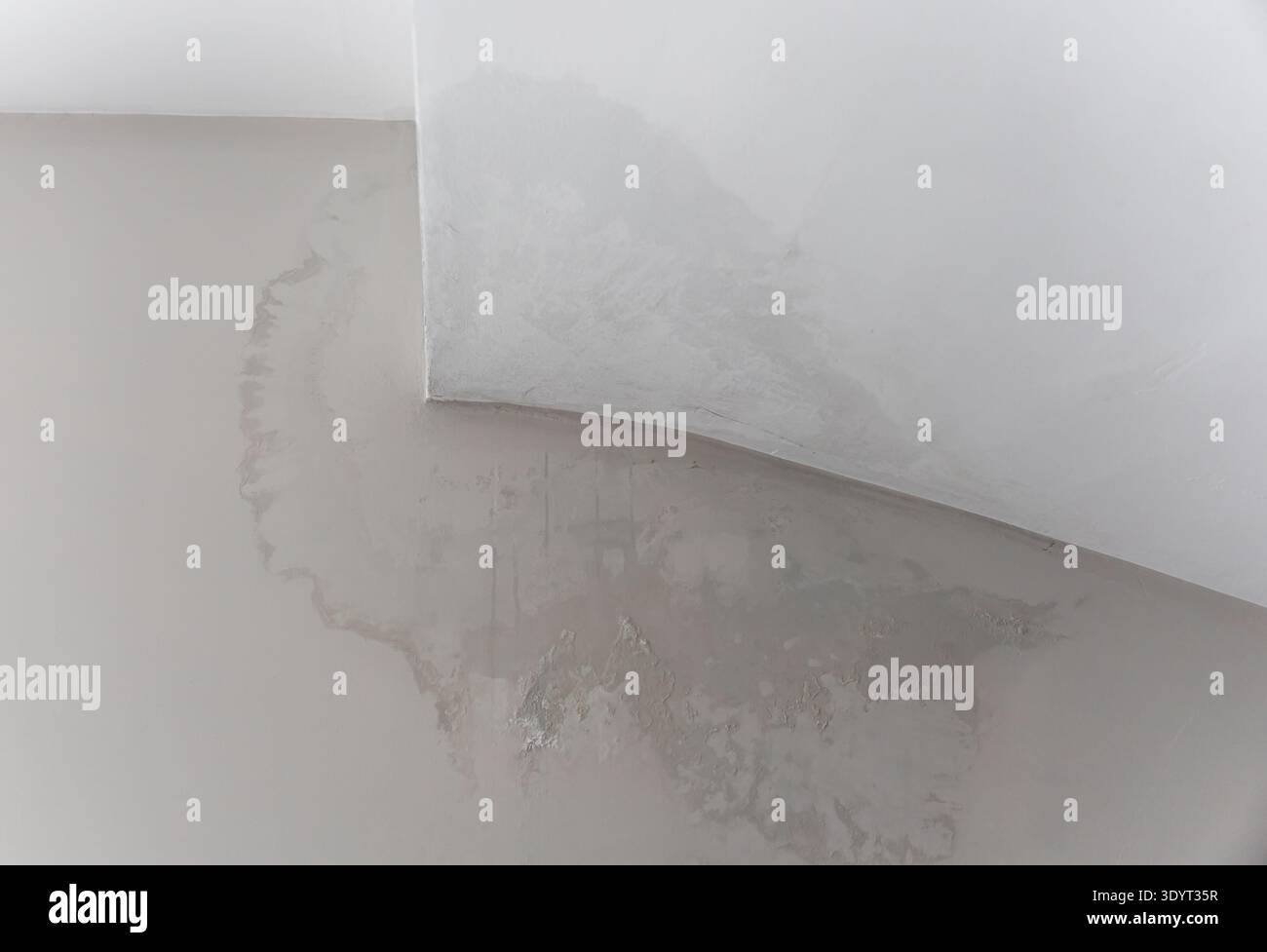 Danni causati dall'acqua sulla parete interna dovuti a forti perdite di pioggia, problemi di isolamento domestico Foto Stock