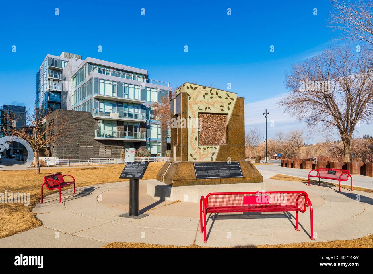 CALGARY, CANADA - 16 FEBBRAIO 2026: Situato nell'area di Chinatown, il "muro dei nomi" nel Sien Lok Park di Calgary è una scultura commemorativa dedicata a chi Foto Stock