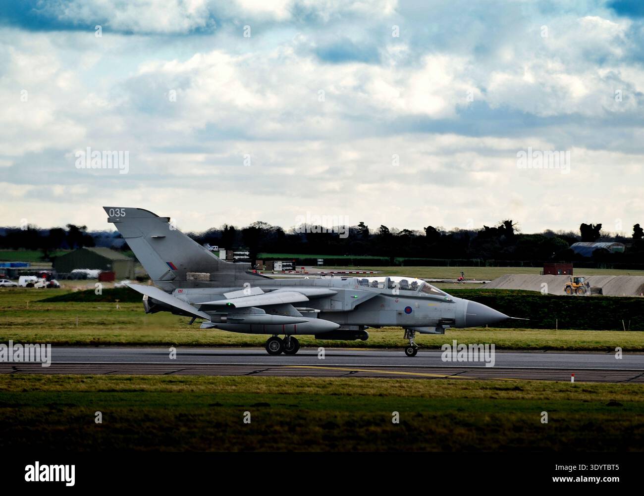 Il Panavia Tornado GR4, un pilastro del combattimento aereo britannico per decenni, subisce le sue ultime fasi operative presso la RAF Marham di Norfolk. Questi versatili getti veloci ad ala oscillante vengono sistematicamente smantellati per far posto al caccia furtivo F-35 Lightning. La transizione segna un cambiamento fondamentale nella strategia di difesa del Regno Unito, passando dall'eredità storica del Tornado nelle missioni di attacco di basso livello alle capacità di quinta generazione e alla fusione avanzata dei sensori fornita dalla flotta Lightning in arrivo. Foto Stock