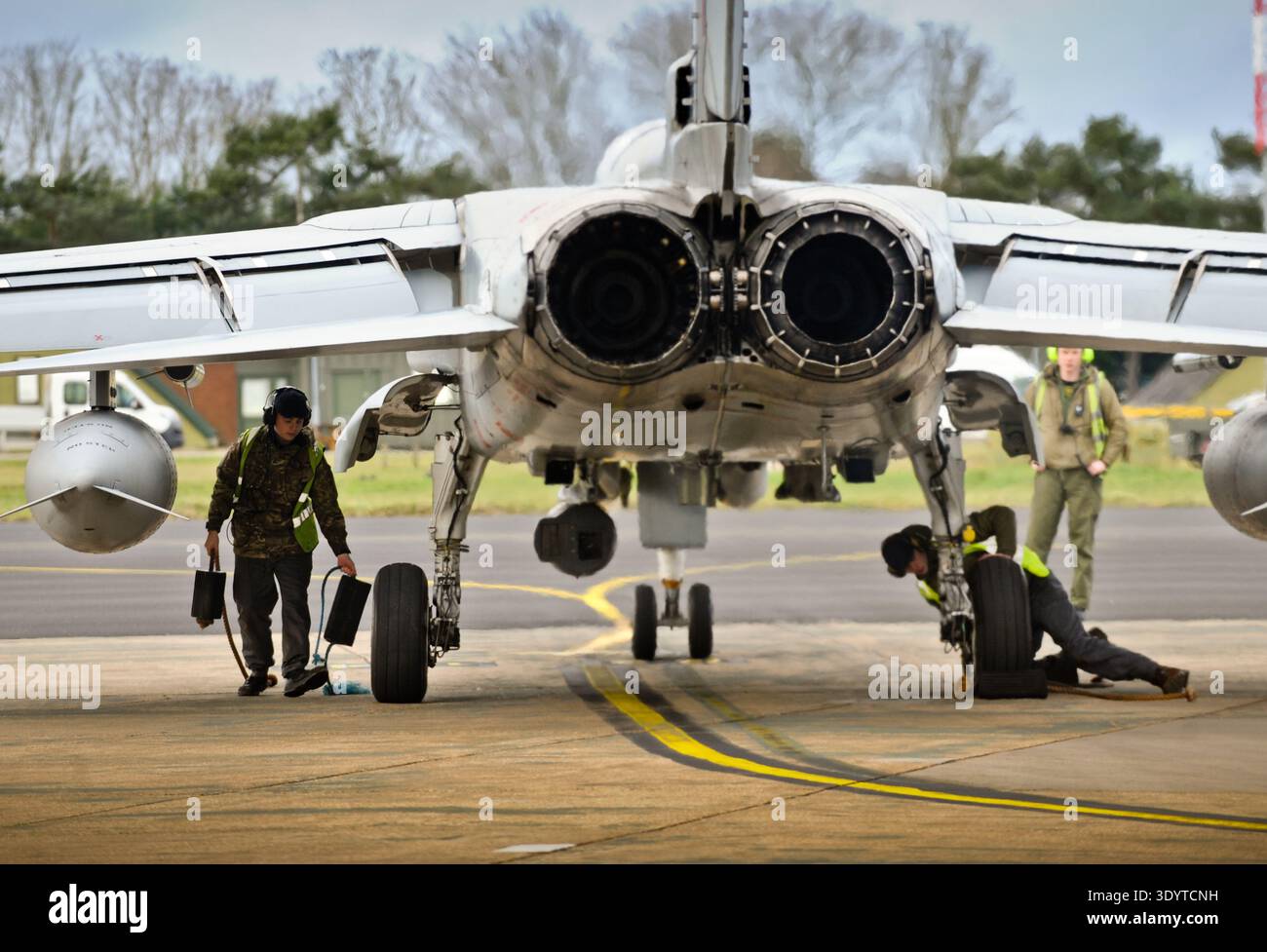 Il Panavia Tornado GR4, un pilastro del combattimento aereo britannico per decenni, subisce le sue ultime fasi operative presso la RAF Marham di Norfolk. Questi versatili getti veloci ad ala oscillante vengono sistematicamente smantellati per far posto al caccia furtivo F-35 Lightning. La transizione segna un cambiamento fondamentale nella strategia di difesa del Regno Unito, passando dall'eredità storica del Tornado nelle missioni di attacco di basso livello alle capacità di quinta generazione e alla fusione avanzata dei sensori fornita dalla flotta Lightning in arrivo. Foto Stock