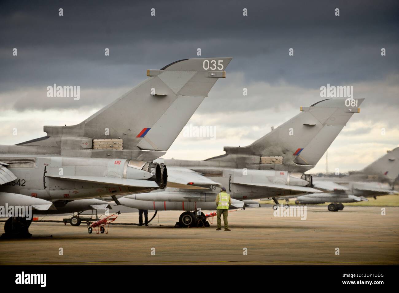 Il Panavia Tornado GR4, un pilastro del combattimento aereo britannico per decenni, subisce le sue ultime fasi operative presso la RAF Marham di Norfolk. Questi versatili getti veloci ad ala oscillante vengono sistematicamente smantellati per far posto al caccia furtivo F-35 Lightning. La transizione segna un cambiamento fondamentale nella strategia di difesa del Regno Unito, passando dall'eredità storica del Tornado nelle missioni di attacco di basso livello alle capacità di quinta generazione e alla fusione avanzata dei sensori fornita dalla flotta Lightning in arrivo. Foto Stock