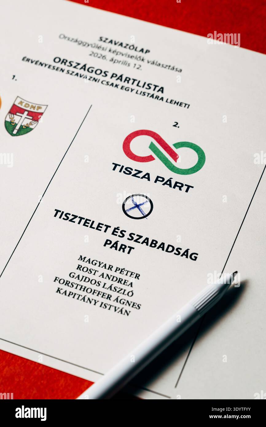 Voto ungherese con voto marcato per il partito Tisza Foto Stock