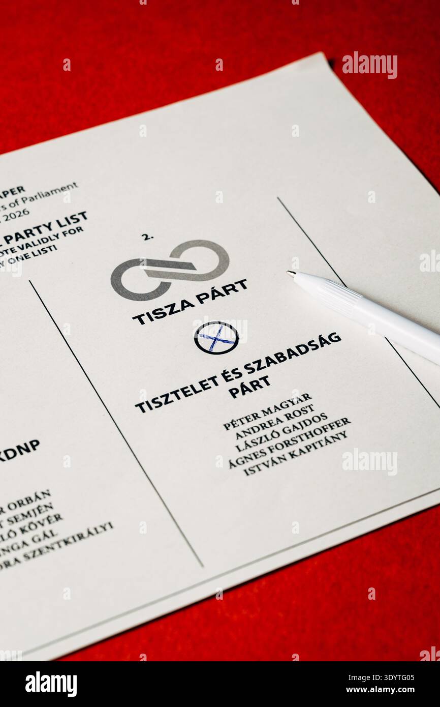 Voto ungherese con voto marcato per il partito Tisza Foto Stock