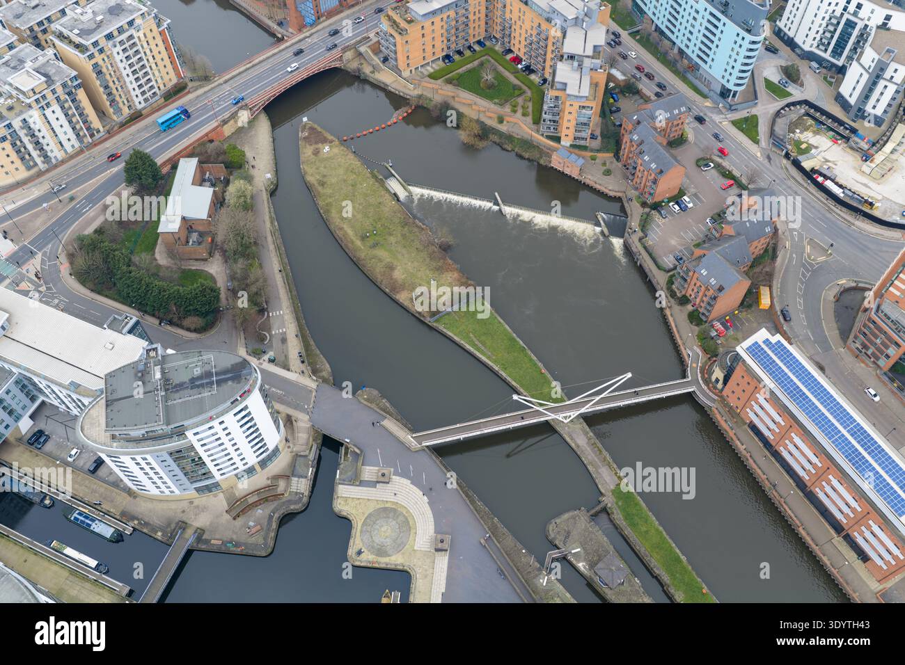 Vista aerea del molo di Leeds e del fiume Aire, con ponte pedonale, moderni appartamenti, barche e quartiere sul lungomare Royal Armouries a Leeds Foto Stock