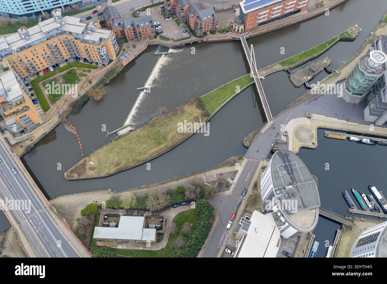 Vista aerea del molo di Leeds e del fiume Aire, con ponte pedonale, moderni appartamenti, barche e quartiere sul lungomare Royal Armouries a Leeds Foto Stock