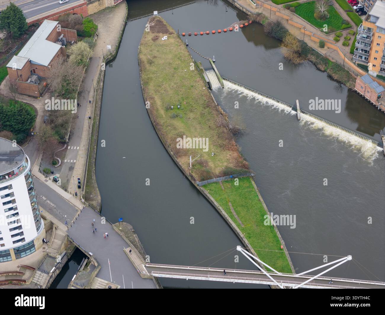 Vista aerea del molo di Leeds e del fiume Aire, con ponte pedonale, moderni appartamenti, barche e quartiere sul lungomare Royal Armouries a Leeds Foto Stock