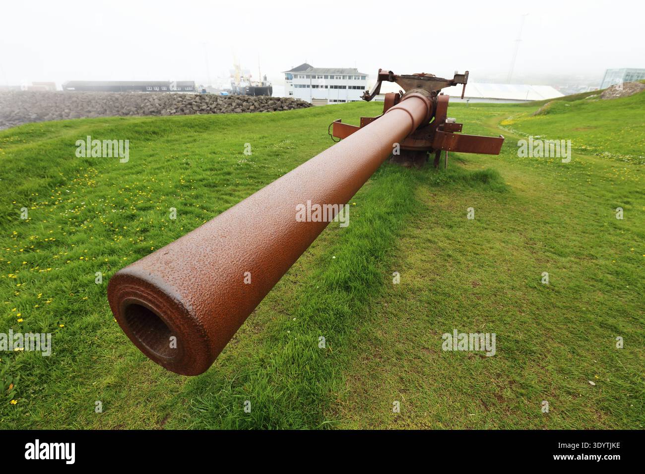 Torshavn, Isole Faroe - Faro, vecchia fortezza militare di Skansin con cannoni, cannoni della seconda guerra mondiale e turisti nella moderna capitale Torshavn di Faroe islan Foto Stock