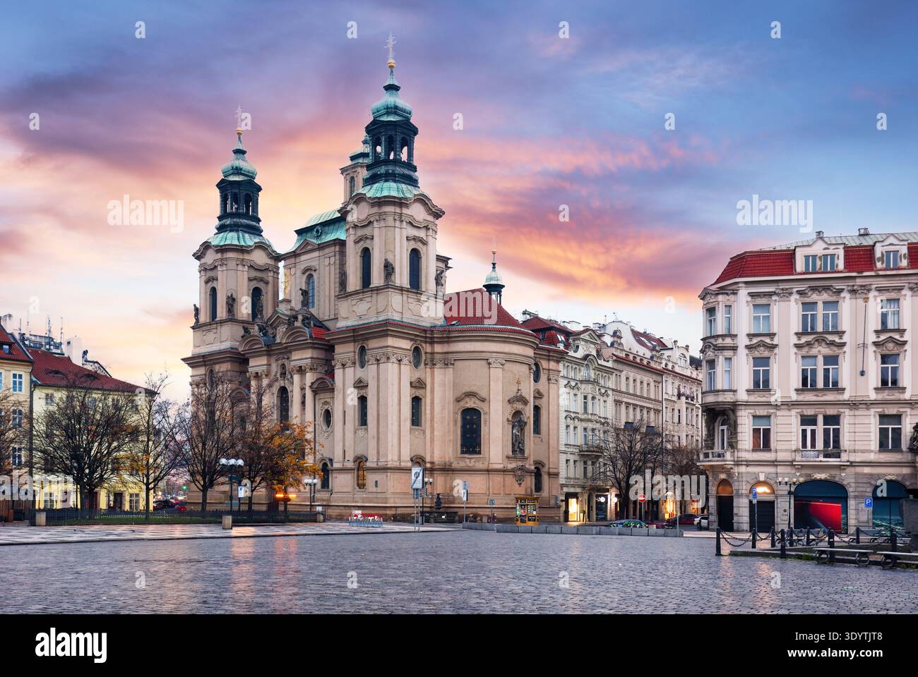 Ammira la chiesa di San Nicola Piazza Staromestske nel centro della città vecchia di Praga all'alba. Nessuno Foto Stock