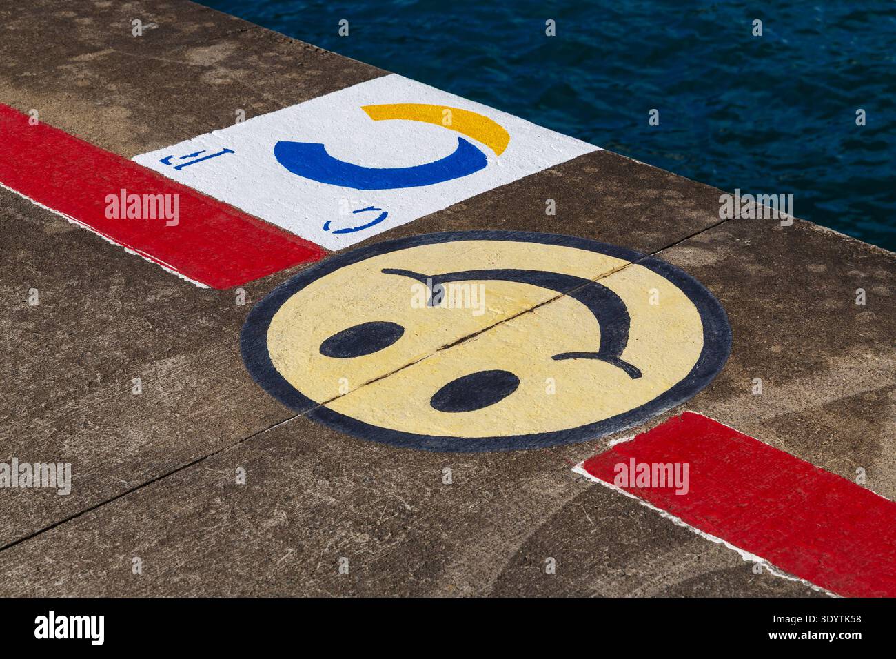 Emoji Smiley dipinta sul molo a Road Town, Tortola, Isole Vergini britanniche, Caraibi a dicembre - concetto felice di essere in vacanza ai Caraibi Foto Stock