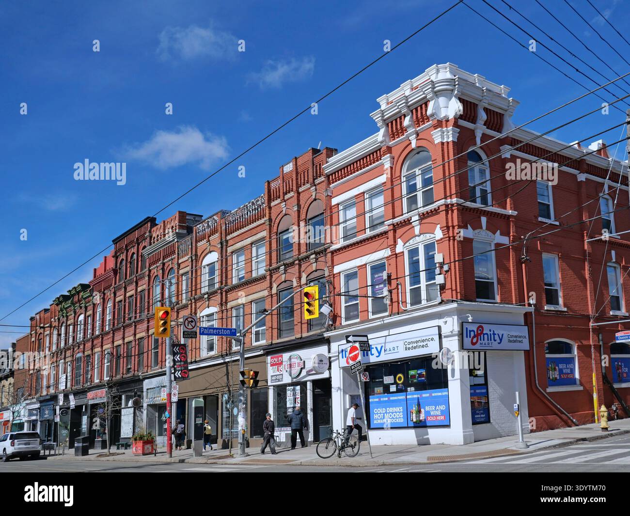 Facciate di vecchi edifici in Queen Street West a Toronto Foto Stock