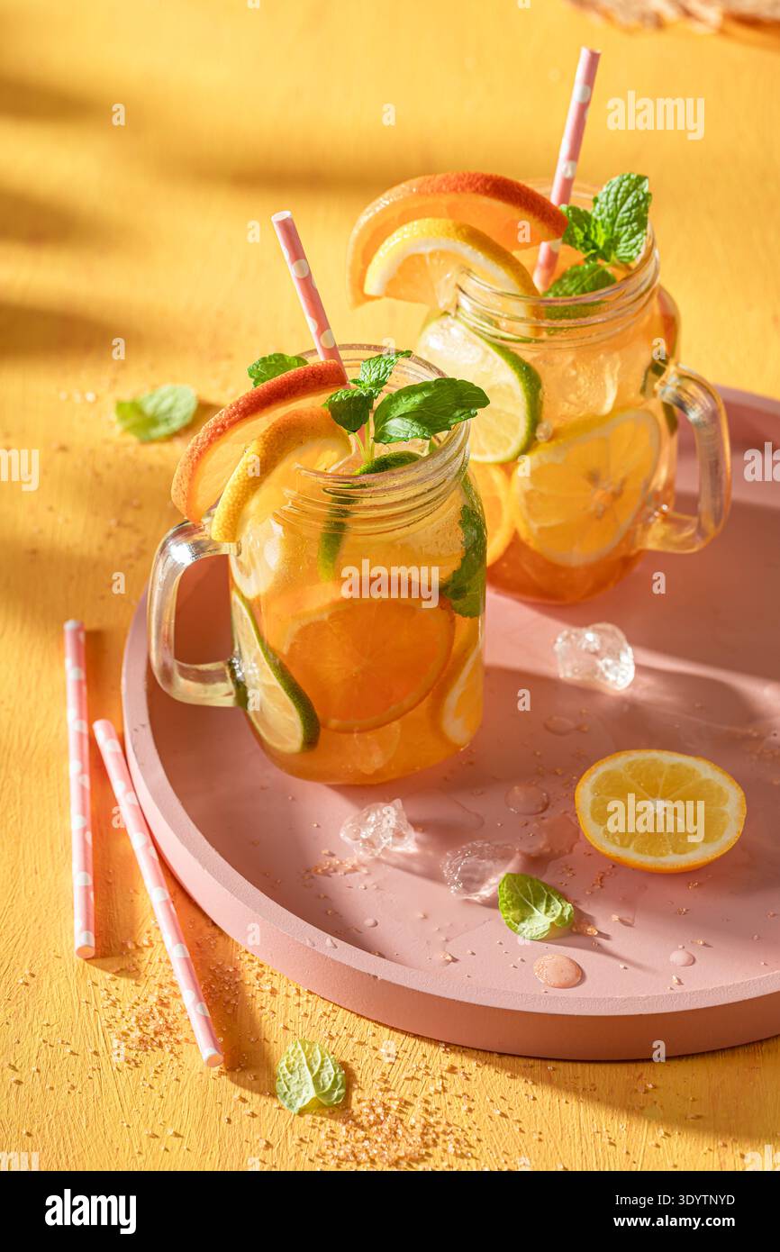 Limonata fresca e gustosa fatta di agrumi freschi. Limonata di frutta estiva. Foto Stock