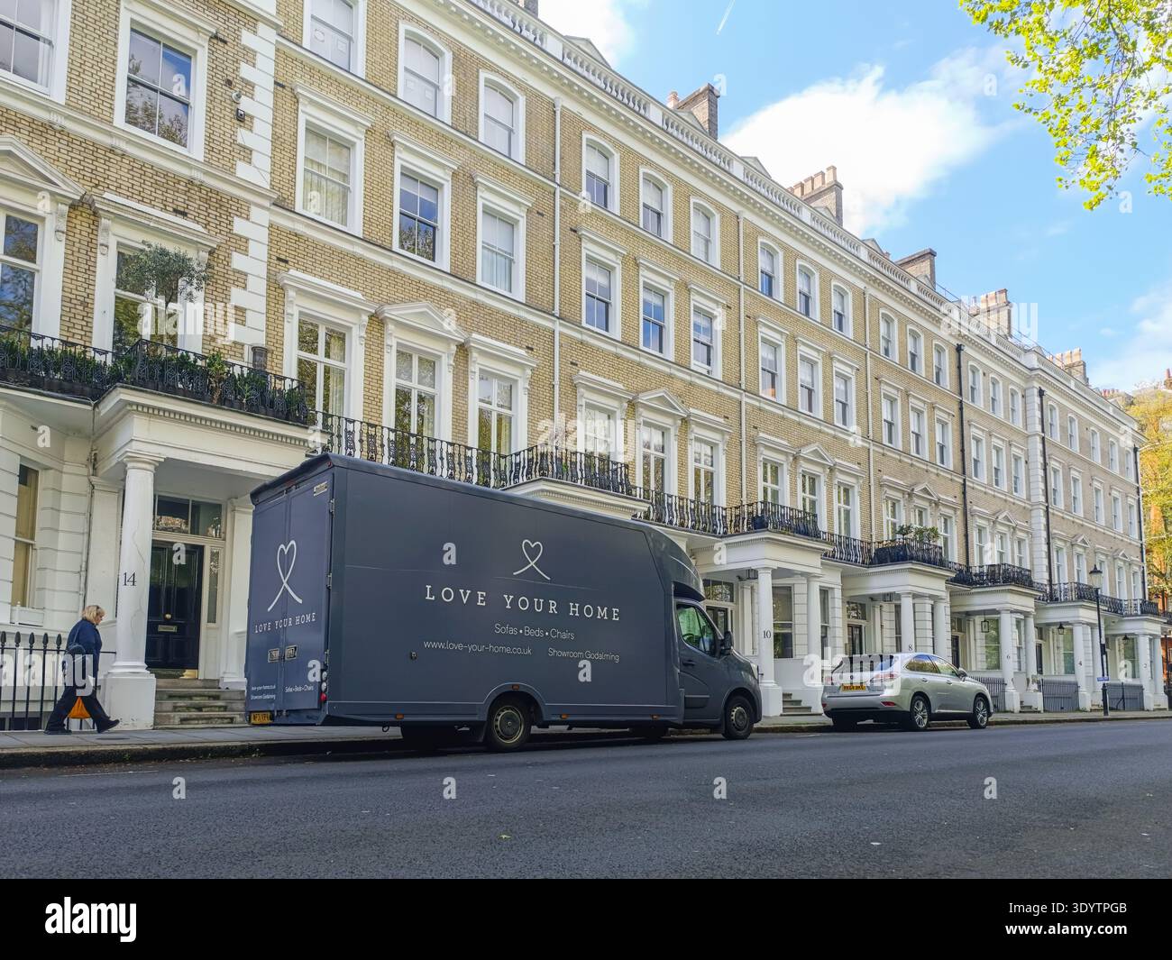 Trasferimento di un pulmino parcheggiato fuori dalla storica residenza georgiana. Londra, Regno Unito, 19 aprile 2024 Foto Stock