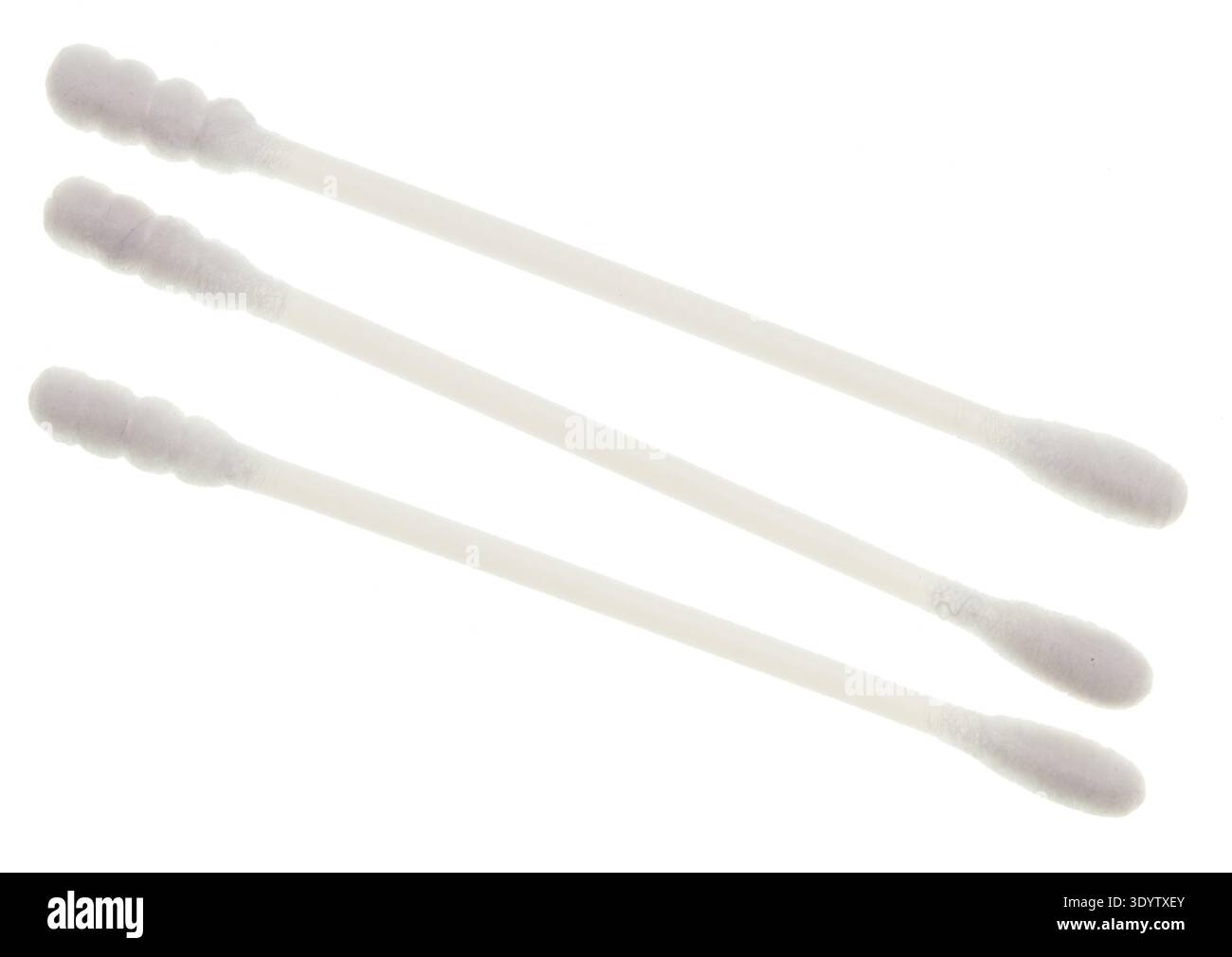 Auricolari in cotone isolati su bianco Foto Stock