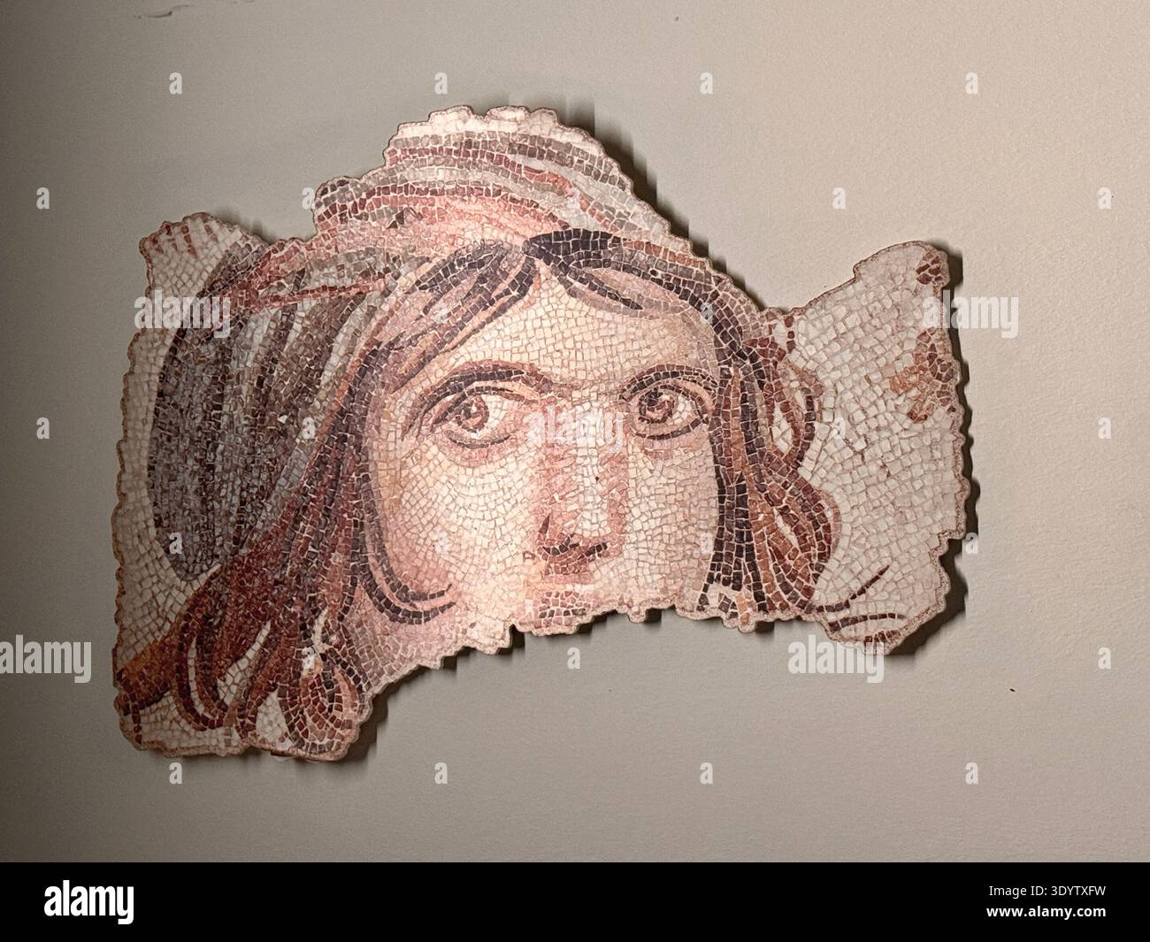 L'iconico mosaico Gypsy Girl di Zeugma, si pensa che sia Gaia, la dea della Terra. Conosciuta per il suo sguardo misterioso. Zeugma Mosaic Museum, Turchia. Foto Stock