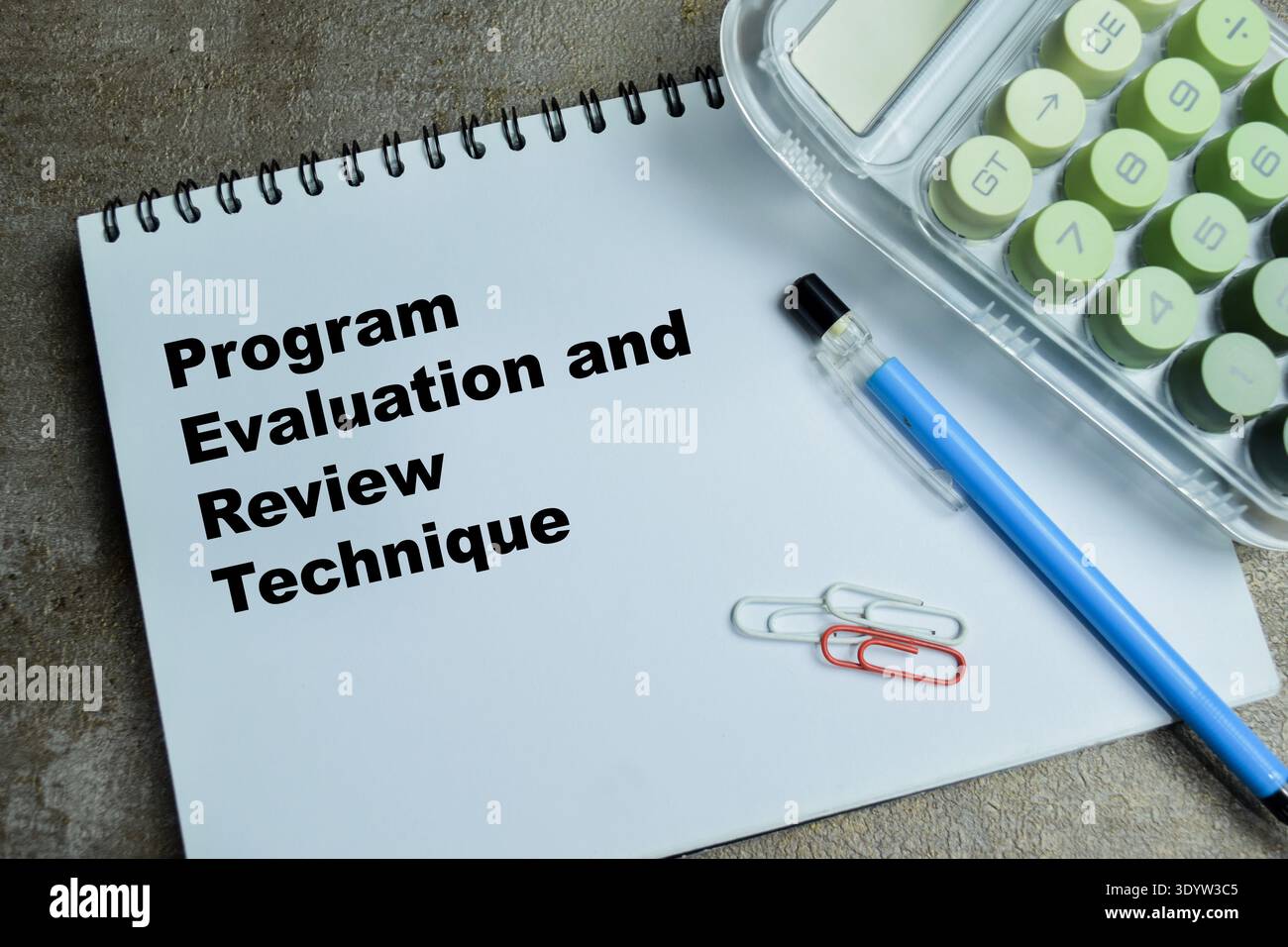 Concetto di valutazione del programma e tecnica di revisione scrivere su libro isolato su tavolo di legno. Per la leadership e le operazioni aziendali professionali Foto Stock