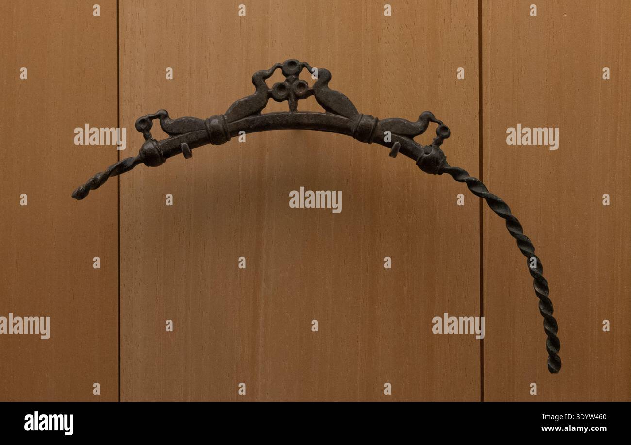 Una torcia dell'età del bronzo decorata con torsioni e uccelli acquatici esposta al Museo Archeologico Nazionale di Saint-Germain-en-Laye, Francia. Foto Stock