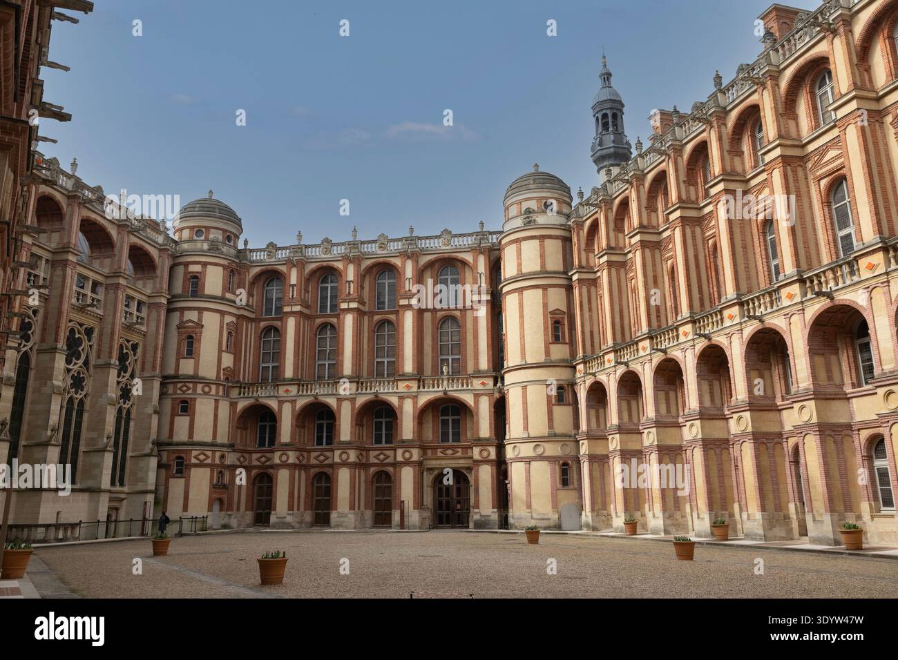 Il cortile interno e l'ex cappella del Palais Vieux a Saint-Germain-en-Laye, in Francia, ora Museo Archeologico Nazionale. Foto Stock