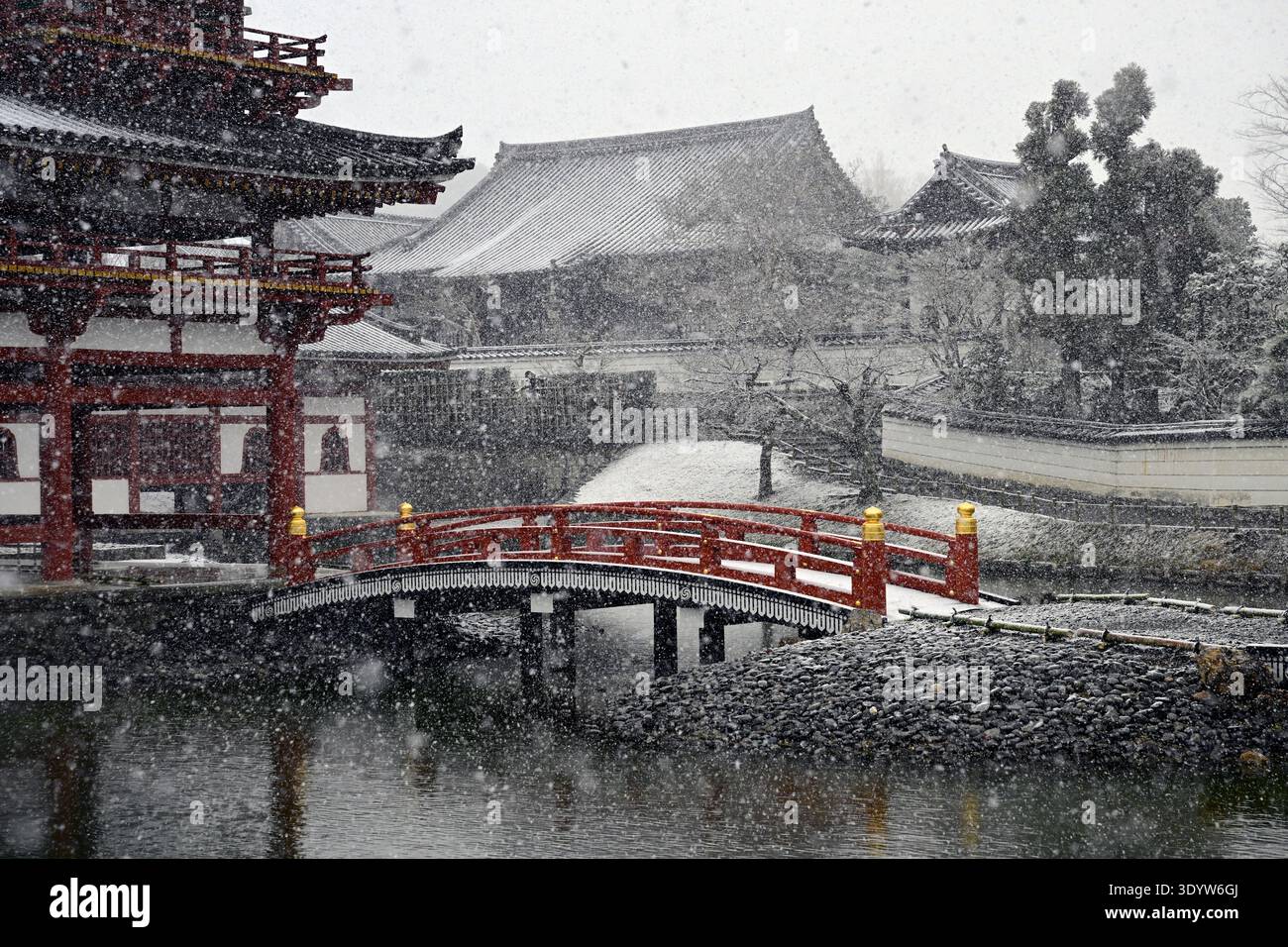 Tempio Byodo-in in inverno, Kyoto, tempio buddista, un sito patrimonio dell'umanità dell'UNESCO, Giappone. Foto Stock