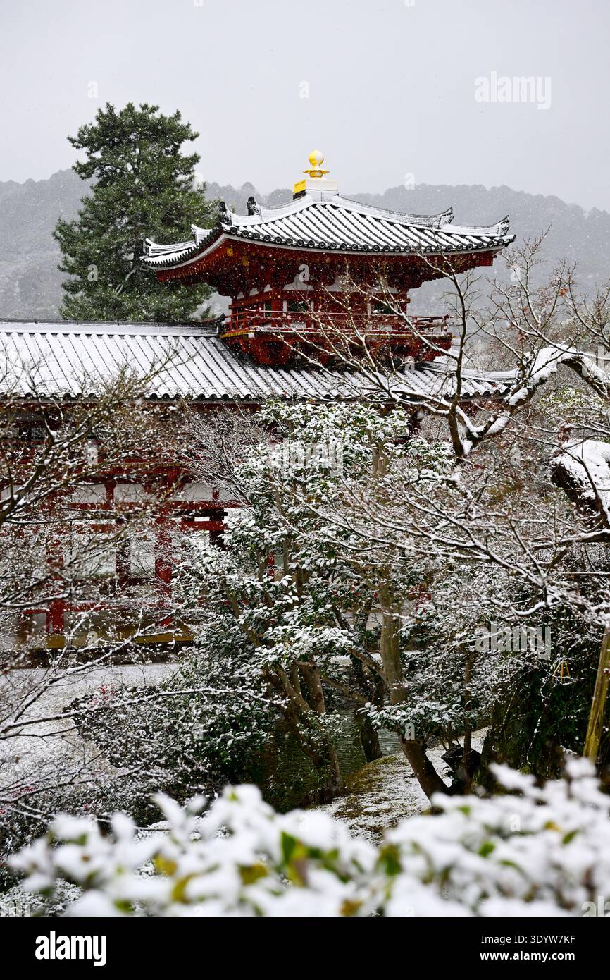 Tempio Byodo-in in inverno, Kyoto, tempio buddista, un sito patrimonio dell'umanità dell'UNESCO, Giappone. Foto Stock