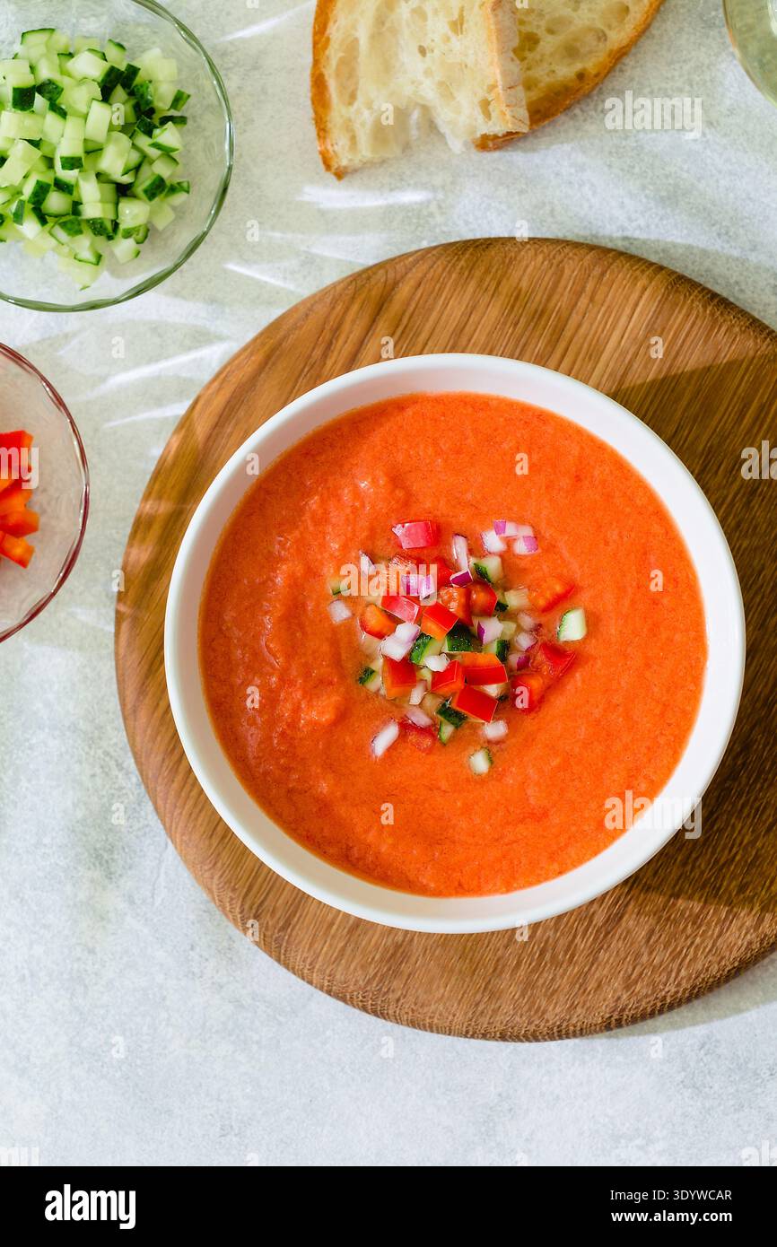 Zuppa di gazpacho. Tradizionale zuppa di pomodoro fredda spagnola di verdure fresche crude, vista dall'alto. Foto Stock