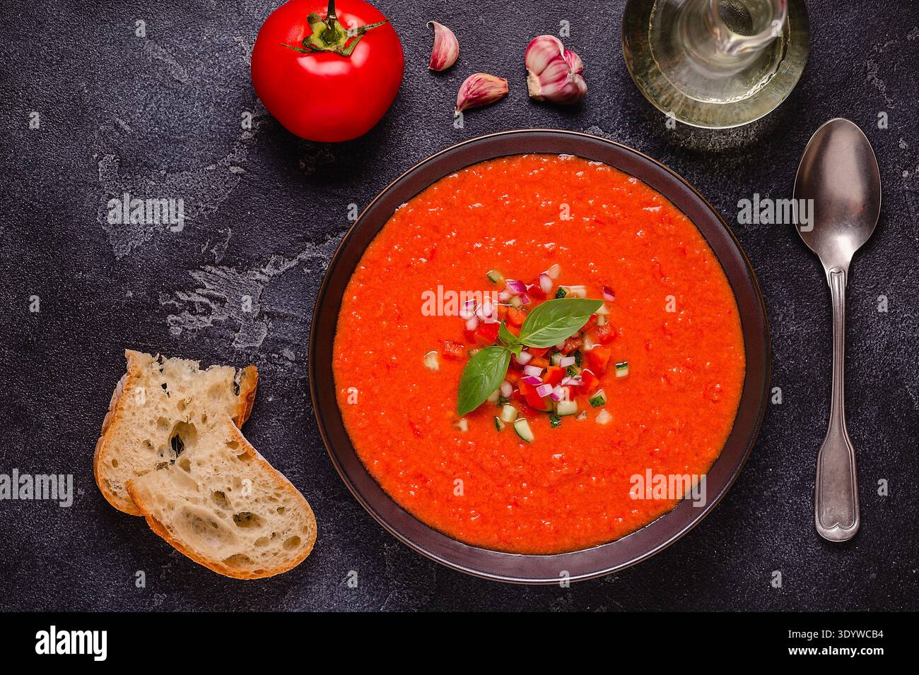 Zuppa di gazpacho. Tradizionale zuppa di pomodoro fredda spagnola di verdure fresche crude, vista dall'alto. Foto Stock