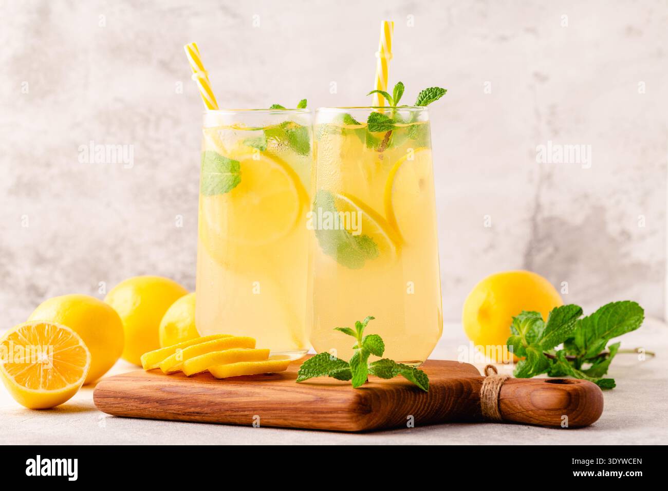 Limonata con cubetti di limone, menta e ghiaccio in vetro, fuoco selettivo Foto Stock