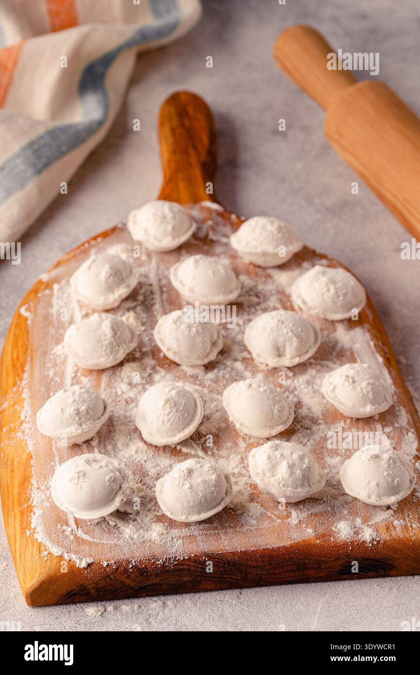 Gnocchi crudi fatti in casa sulla tavola. Il processo di preparazione degli alimenti. Foto Stock