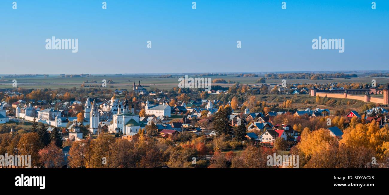 Vista autunnale della città di Suzdal dal campanile Foto Stock