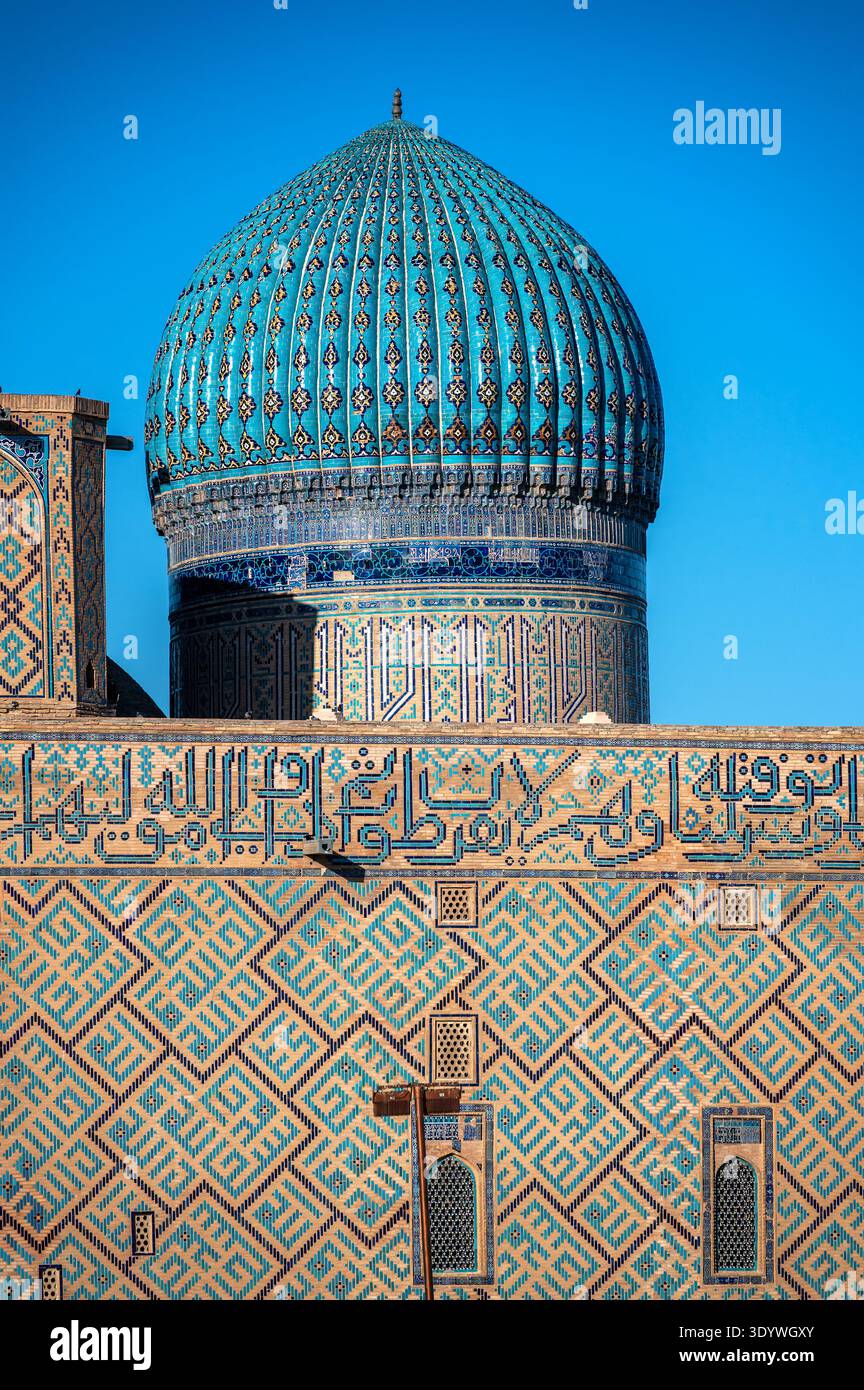 Vista verticale degli elementi decorativi ornamentali sulle pareti esterne del Mausoleo di Khoja Ahmed Yasawi in Turkestan, Kazakistan. Foto Stock
