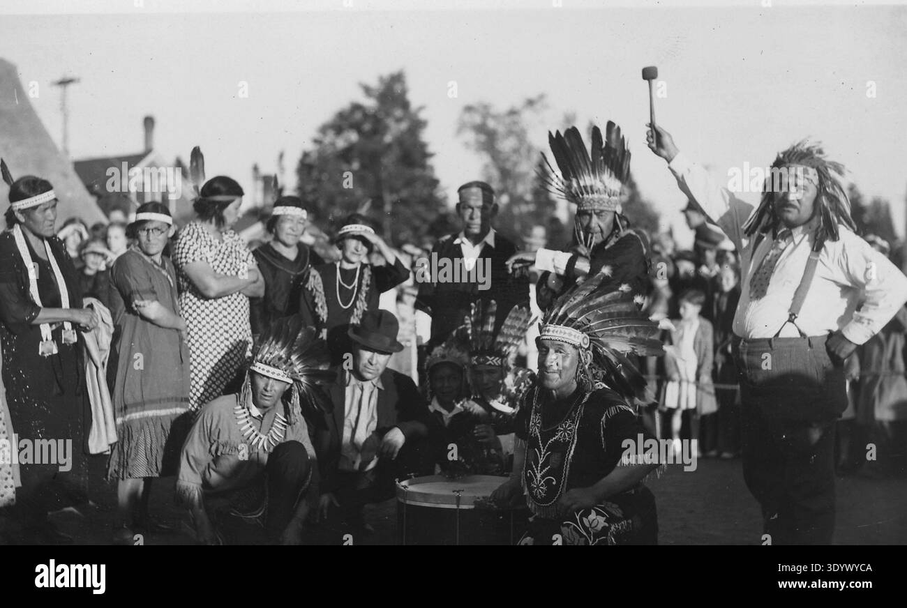 Pow-wow a Grand Marais, Minnesota, fotografato vicino a Grand Marais e conservato dall'Archivio Nazionale e dalla Records Administration. L'immagine documenta un raduno dei nativi americani pow-wow dove i partecipanti indigeni si incontrano per celebrare le tradizioni culturali attraverso la danza, le regalie, la musica e le cerimonie della comunità. I Pow-Wows sono importanti eventi sociali e culturali che rafforzano l'identità della comunità e preservano le tradizioni. Fotografie come questa registrano la vita culturale indigena negli Stati Uniti all'inizio del XX secolo. Foto Stock