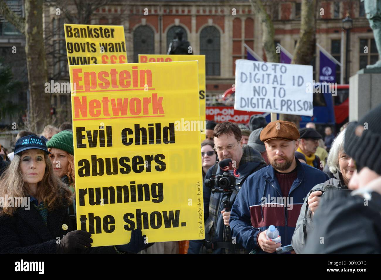 Un mix di dimostranti anti anti-governo, anti-identificazione digitale e anti-guerra in Piazza del Parlamento il giorno in cui gli Stati Uniti bombardarono l'Iran il 28 febbraio 2026 Foto Stock