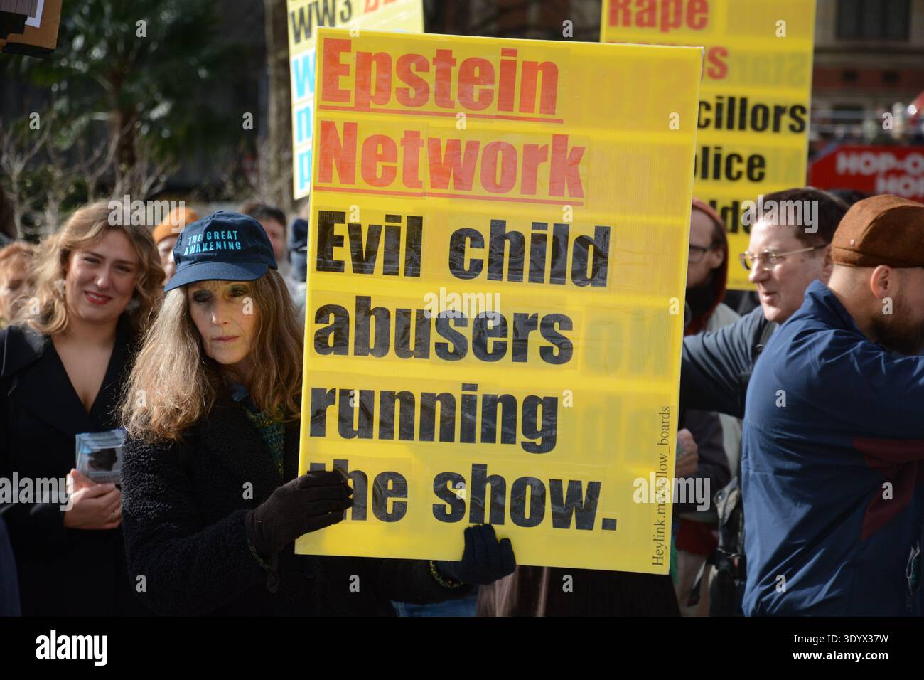 Un mix di dimostranti anti anti-governo, anti-identificazione digitale e anti-guerra in Piazza del Parlamento il giorno in cui gli Stati Uniti bombardarono l'Iran il 28 febbraio 2026 Foto Stock