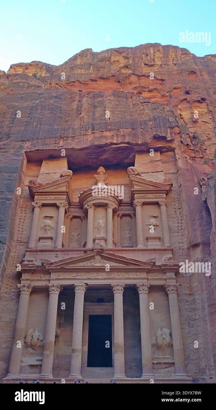 Petra, Giordania, - 4 gennaio 2019. Il famoso tesoro di al Khazneh, un esempio della più grande abilità degli antichi architetti Foto Stock