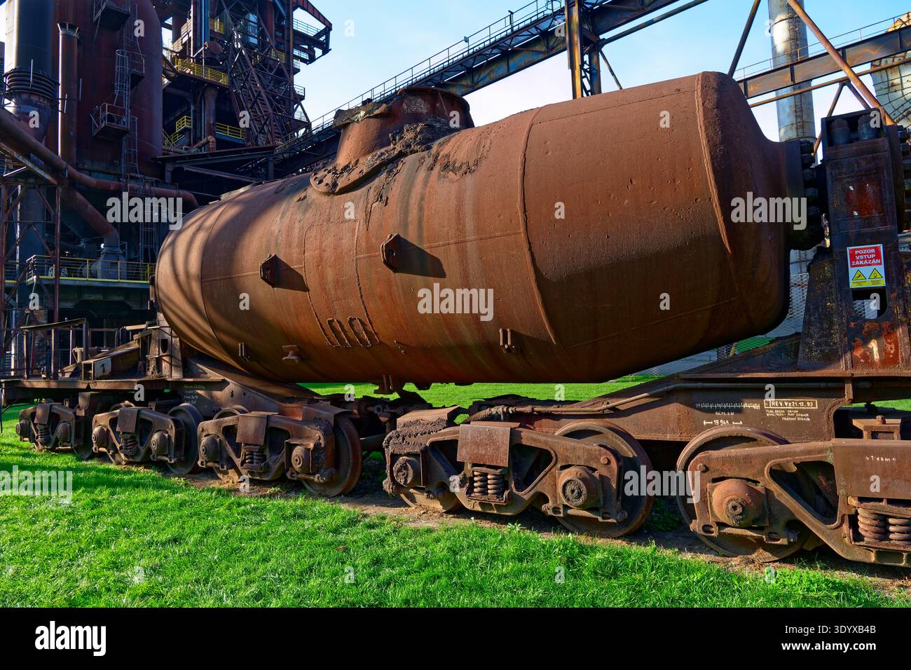 Le strutture metalliche scartate riposano. Le apparecchiature industriali obsolete rimangono in un ambiente aperto in attesa di essere rimosse Foto Stock