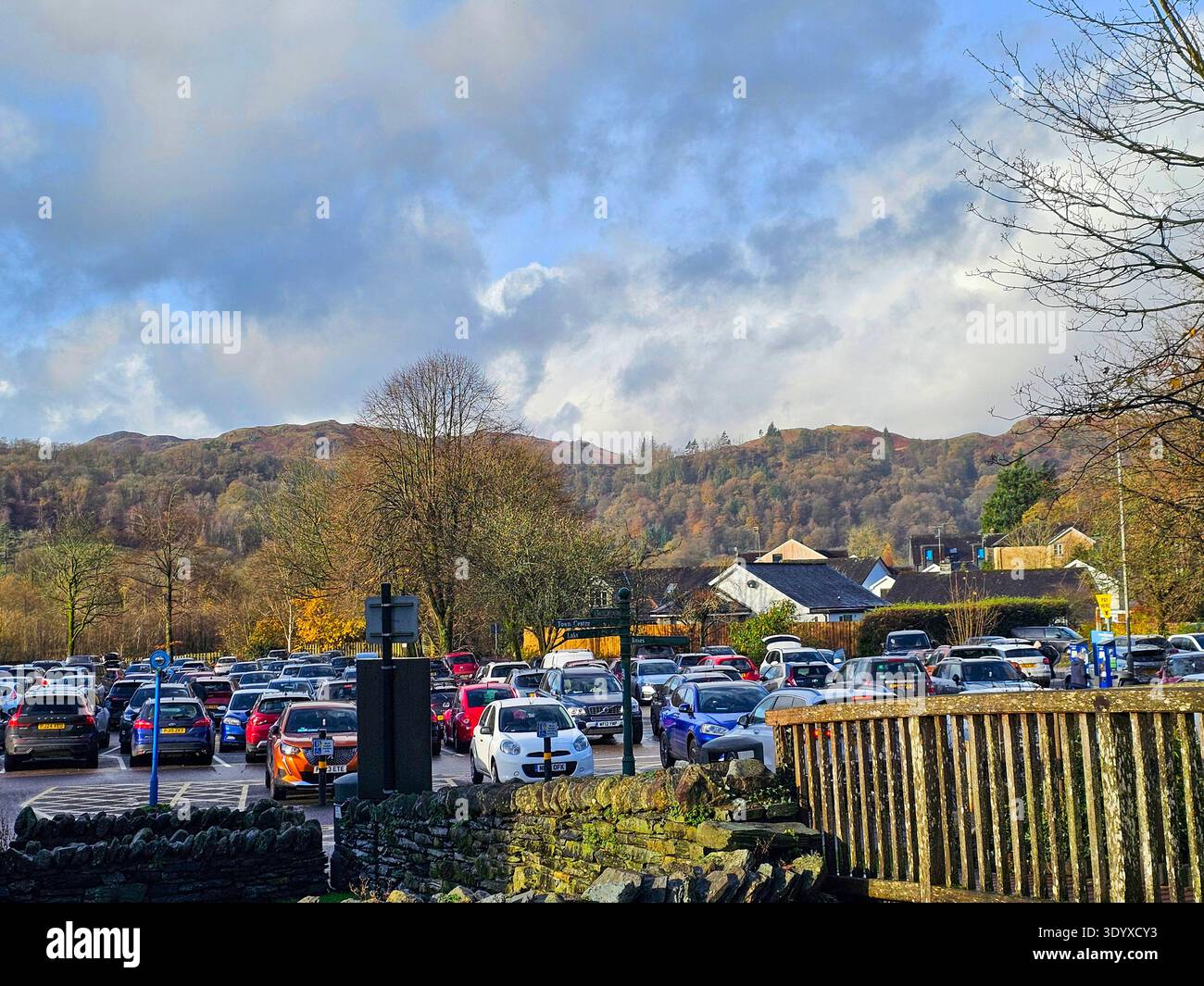 Parco auto Lake Road, Ambleside, Lake District, Cumbria - Immagine stock catturata con smartphone